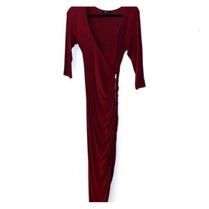 Cute dress with slit form fitting.